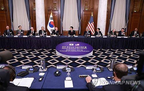 러트닉 상무장관 발언 듣는 이재명 대통령 (워싱턴=연합뉴스) 홍해인 기자 = 이재명 대통령이 25일(현지시간) 미국 워싱턴DC 윌라드 호텔에서 열린 한미 비즈니스 라운드 테이블에서 러트닉 미국 상무장관의 발언을 듣고 있다. 2025.8.26
hihong@yna.co.kr
(끝)