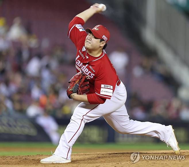 역투하는 이로운 (서울=연합뉴스) 김도훈 기자 = 11일 서울 잠실야구장에서 열린 프로야구 2025 신한 SOL 뱅크 KBO리그 SSG 랜더스와 LG 트윈스의 경기. 7회말 교체 투입된 SSG 이로운이 역투하고 있다. 2025.6.11 superdoo82@yna.co.kr