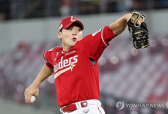 투구하는 조병현 (광주=연합뉴스) 조남수 기자 = 2일 광주 기아챔피언스필드에서 열린 프로야구 SSG 랜더스와 KIA 타이거즈의 경기. SSG 조병현이 9회에 투구하고 있다. 2025.7.2 iso64@yna.co.kr