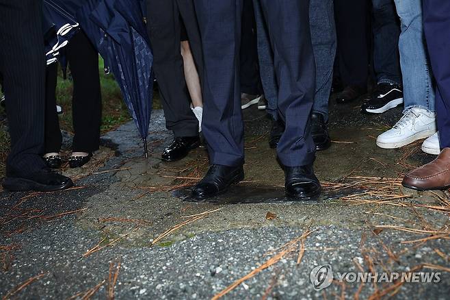 전두환 비석 밟는 조국 (광주=연합뉴스) 김혜인 기자 = 조국혁신당 조국 혁신정책연구원장이 26일 광주 북구 운정동 민족민주열사묘역을 찾아 전두환 비석을 밟고 있다. 2025.8.26 in@yna.co.kr