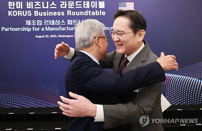 엔비디아와 삼성전자의 포옹 (워싱턴=연합뉴스) 홍해인 기자 = 이재용 삼성전자 회장이 25일(현지시간) 미국 워싱턴DC 윌라드 호텔에서 열린 한미 비즈니스 라운드 테이블 리셉션에 참석해 젠슨 황 엔비디아 최고경영자(CEO)와 포옹하고 있다. 2025.8.26 hihong@yna.co.kr