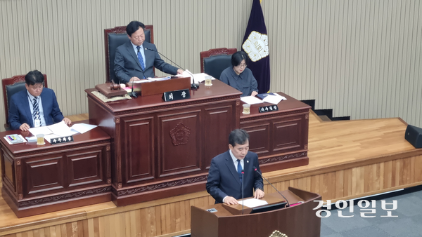 12일 열린 구리시의회 제351회 임시회 본회의에서 권봉수(민) 의원이 구리도시공사 조례 일부 개정안 발의 이유에 대해 설명하고 있다. 2025.8.12 구리/권순정기자 sj@kyeongin.com