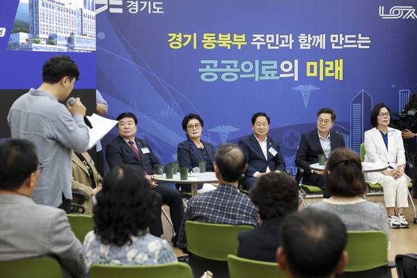 27일 남양주 호평평내행정복지센터에서 열린 동북부 공공의료원(남양주) 설립 현장 설명회에서 김동연 경기도지사가 주민들과 질의응답을 하고있다. 2025.8.27 /경기도 제공