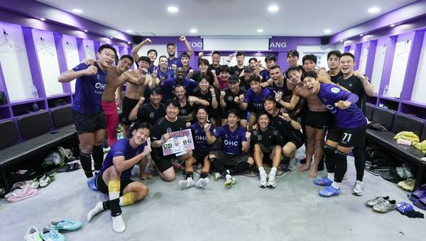 FC안양 선수단이 지난 24일 안양종합운동장에서 열린 대전하나시티즌과의 리그 27라운드 경기에서 3-2로 승리하고 라커룸에서 기념사진을 찍고 있다. 2025.8.24 /FC안양 제공