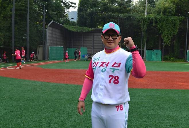 ▲ 의정부리틀야구단 감독이 지난 25일 가능동 작은 야구장에서 밝고 건강한 어린 꿈나무들을 지도하며 굳센 의지를 다지고 있다.