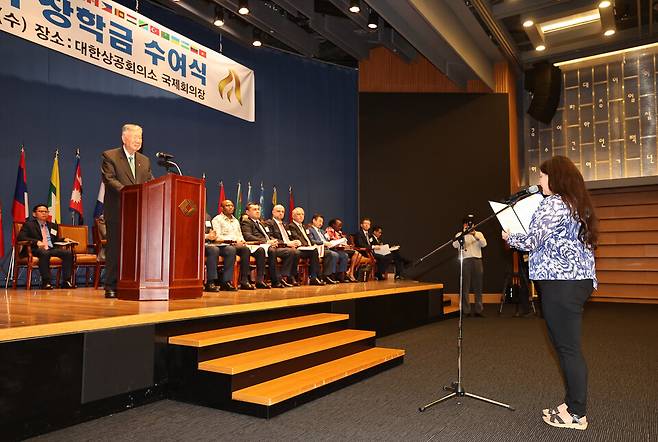 ▲ 부영그룹 우정교육문화재단이 27일 오후 &nbsp;서울 중구 대한상공회의소에서 열린 '2025년 2학기 외국인 장학금 수여식'에서 장학생 대표 스테파니 아르구에로 가오나(콜럼비아) 이중근 이사장께 감사 인사를 하고 있다./김철빈 기자 narodo@incheonilbo.com