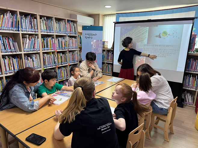 인천시동부교육지원청에서 러시아 출신 가족을 대상으로 '푸른마을함박도서관 전래동화읽기' 프로그램을 진행하고 있다. 사진=인천시교육청