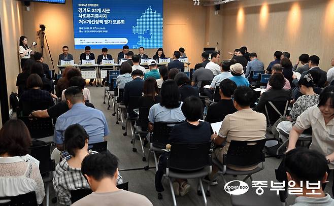 27일 오후 수원시 영통구 경기도사회복지사협회 교육장에서 열린 2025 사회복지 정책 토론회에서 좌장을 맡은 정진욱 중부일보 사회부장이 발언하고 있다. 김경민기자