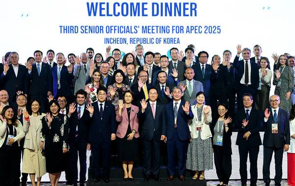유정복 인천시장이 중구 인스파이어리조트에서 열린 'APEC 제3차 고위관리회의 만찬'에서 기념촬영을 하고 있다.