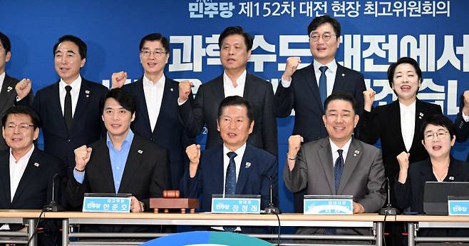 27일 대전 중구 더불어민주당 대전시당에서 열린 현장최고위에서 정청래 대표와 김병기 원내대표, 박정현 대전시당위원장 등이 기념촬영을 하고 있다. 사진=이성희 기자