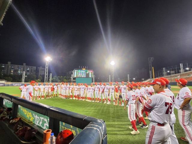 ▲ 청주고 야구부 선수들이 26일 53회 봉황대기 전국고교 야구대회에서 물금고에 역전승을 하며 8강에 안착했다./청주고 제공