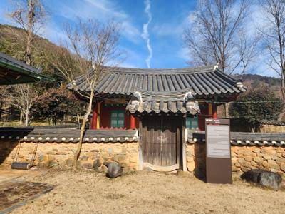 미암 유희춘과 부인 덕봉을 모신 사당