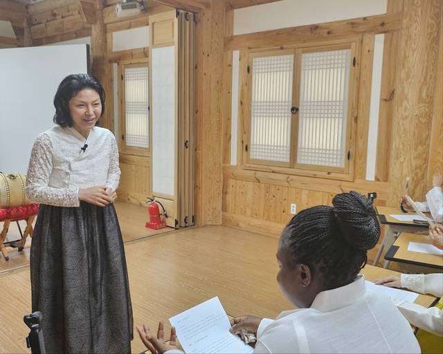 김미나 명창과 마포 로르 씨가 27일 안숙선명창의여정에서 대화를 나누고 있다./최동재 기자
