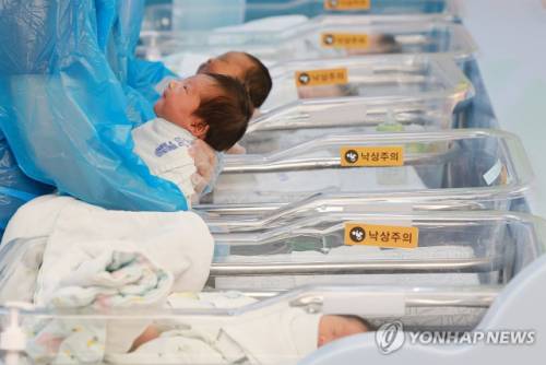 ◇지난 7월24일 경기도 고양시 CHA의과학대학교 일산차병원 신생아실에서 간호사들이 아기를 돌보고 있다. 2025.7.24. 연합뉴스.