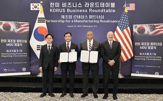 고려아연과 록히드마틴이 미국 현지시간으로 25일 게르마늄 공급·구매와 핵심광물 공급망 협력을 위한 양해각서(MOU)를 체결했다. (왼쪽부터)김정관 산업통상자원부 장관, 최윤범 고려아연 회장, 마이클 윌리엄슨 록히드마틴 인터내셔널 사장, 하워드 러트닉 미국 상무부 장관.