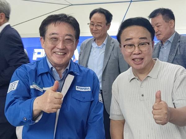 이수태 회장이 박성호(오른쪽) 부산진해경제자유구역청장과 함께 기념촬영을 하고 있다.