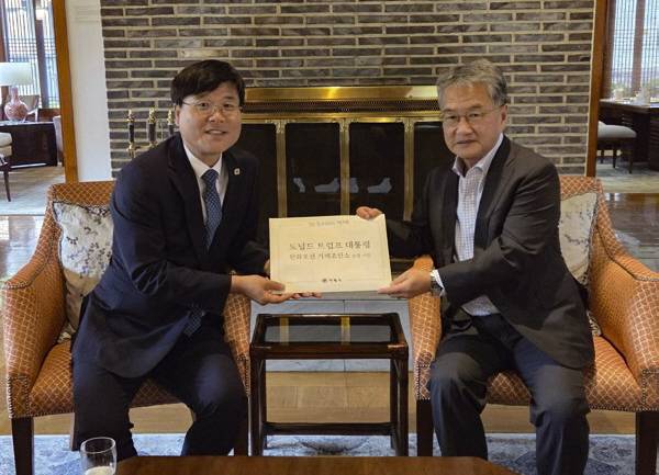 변광용(왼쪽) 거제시장이 조셉 윤 주한미국대사대리에게 트럼프 미국 대통령의 한화오션 거제사업장 초청 서한문을 전달하고 있다. / 거제시