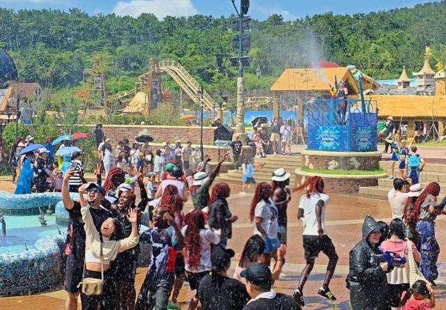 롯데월드 어드벤처 부산에서 외국인들이 쿨링 퍼레이드를 즐기고 있다. 롯데월드 부산 제공