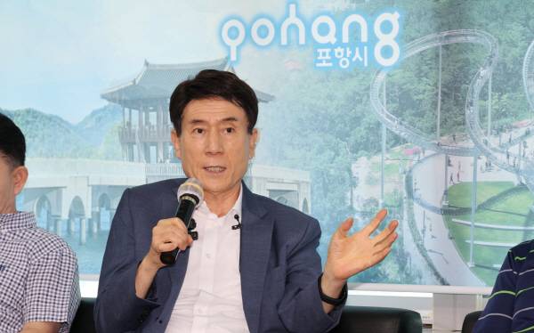 이강덕 포항시장은 27일 시청 브리핑룸에서 지역균형발전을 선도할 산업·주거·복지 융합형 통합 주거복지모델 구축 관련 기자간담회를 가졌다.