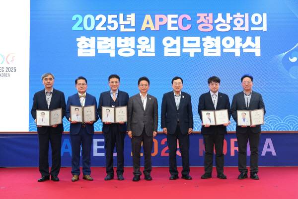 APEC정상회의 전담의료진과 이철우 도지사, 주낙영 경주시장이 단체사진을 촬영하고 있다.