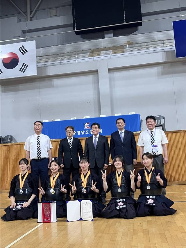 제24회 회장기전국대학검도선수권대회 및 제23회 회장기전국대학OB검도대항전에서 빛나는 성과를 올린 경북대 검도부 선수들이 기념 촬영을 하고 있다. 경북대검도부 제공