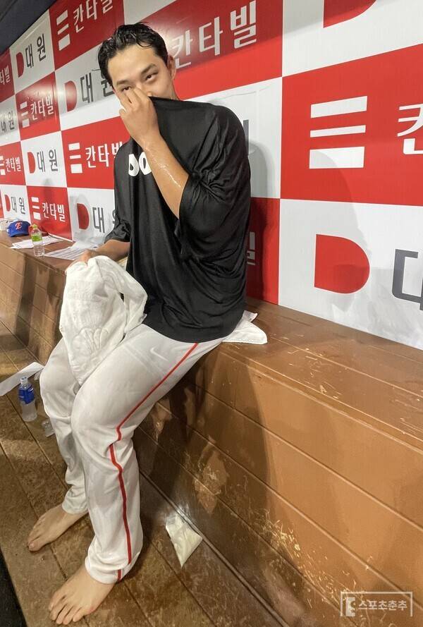 아마도 사상 최초? 맨발 인터뷰(사진=스포츠춘추 배지헌 기자)