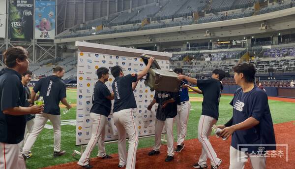 동료들의 물벼락 세례(사진=스포츠춘추 배지헌 기자)