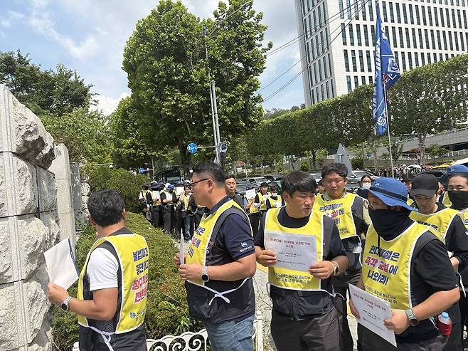 현대제철 하청 업체 노조원들로 구성된 금속노조 충남지부 현대제철비정규직지회(하청노조)가 27일 현대제철을 상대로 서울 서초구 대검찰청에 고소장을 제출했다. 사진=뉴시스