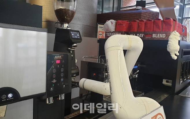 뉴로메카가 개발한 커피 제조 협동로봇. (사진= 김응태 기자)