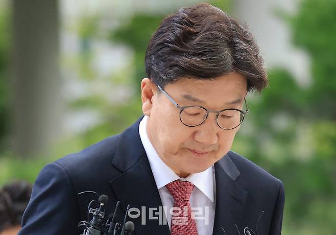 [이데일리 노진환 기자] 통일교 청탁 의혹을 받는 권성동 국민의힘 의원이 27일 오전 서울 종로구 KT광화문빌딩에 마련된 김건희 여사 관련 의혹을 수사하는 민중기 특별검사팀 사무실에 피의자 신분으로 출석하고 있다.