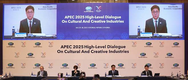 최휘영 문화체육관광부 장관이 27일 경북 경주 힐튼호텔에서 열린 ‘APEC 문화산업고위급대화 개회식’에서 개회사를 하고 있다. (사진=문체부 제공).