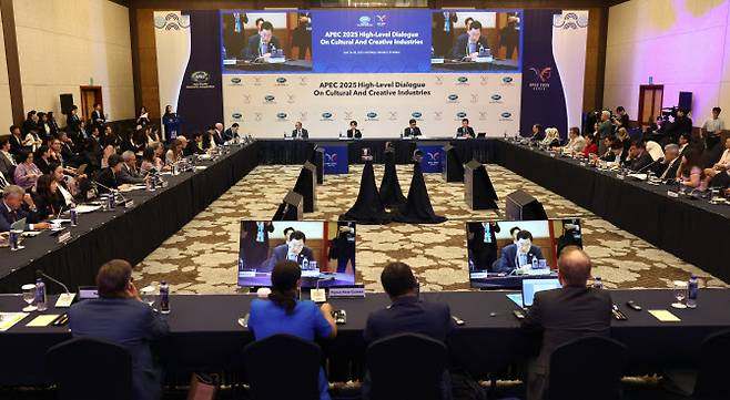 최휘영 문화체육관광부 장관이 27일 경북 경주 힐튼호텔에서 열린 ‘APEC 문화산업고위급대화 개회식’에서 개회사를 하고 있다. (사진=문체부 제공).