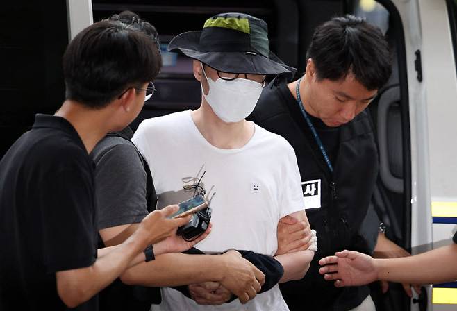 서울 은평구 소재 아파트 단지에서 같은 아파트 주민에게 일본도를 휘둘러 살해한 30대 남성 백 모씨가 1일 서울 마포구 서울서부지법에서 열린 살인 혐의 영장실질심사(구속 전 피의자심문)에 출석하고 있다. (사진=뉴시스)