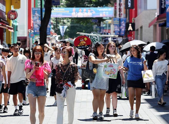 관광객으로 붐비는 명동거리 (사진=연합뉴스)