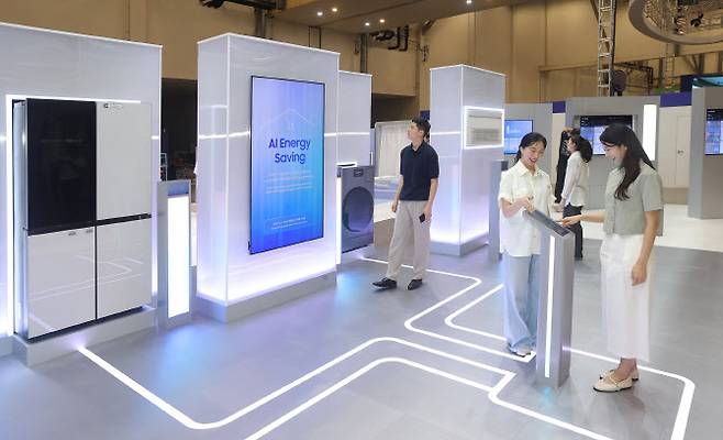 삼성전자 모델이 기후산업국제박람회 삼성전자 전시관 ‘에너지 세이빙’ 존에서 가전의 에너지 사용량을 예측하고 에너지 절감 효과를 체감하고 있다.(사진=삼성전자)