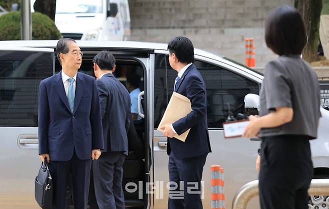 [이데일리 노진환 기자] 내란 행위 방조 혐의를 받는 한덕수 전 국무총리가 27일 오후 서울 서초구 서울중앙지방법원에서 열린 구속 전 피의자 심문(영장실질심사)에 출석하고 있다.