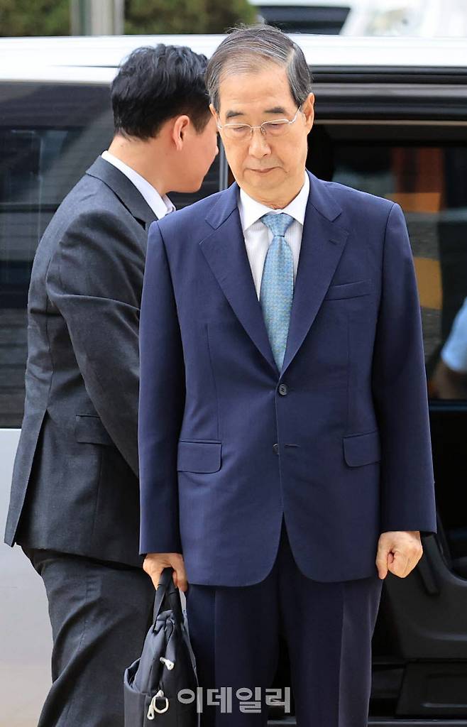 [이데일리 노진환 기자] 내란 행위 방조 혐의를 받는 한덕수 전 국무총리가 27일 오후 서울 서초구 서울중앙지방법원에서 열린 구속 전 피의자 심문(영장실질심사)에 출석하고 있다.