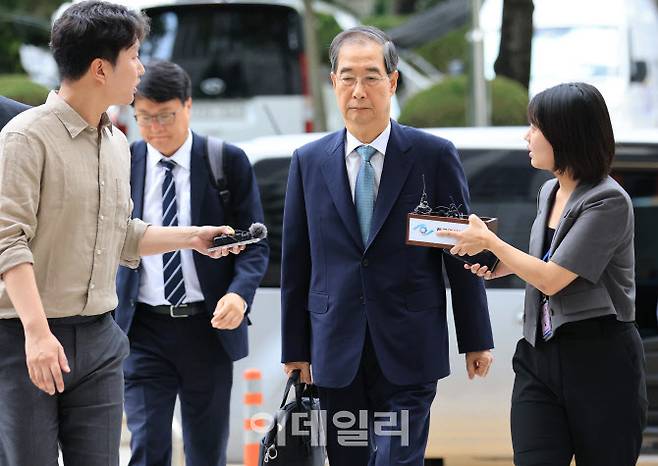 [이데일리 노진환 기자] 내란 행위 방조 혐의를 받는 한덕수 전 국무총리가 27일 오후 서울 서초구 서울중앙지방법원에서 열린 구속 전 피의자 심문(영장실질심사)에 출석하고 있다.