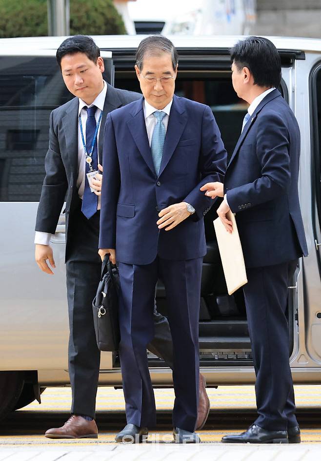 [이데일리 노진환 기자] 내란 행위 방조 혐의를 받는 한덕수 전 국무총리가 27일 오후 서울 서초구 서울중앙지방법원에서 열린 구속 전 피의자 심문(영장실질심사)에 출석하고 있다.