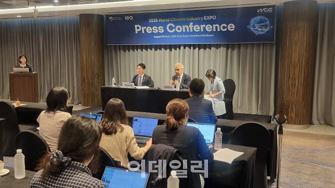 파티 비롤(Fatih Birol) 국제에너지기구(IEA) 사무총장(오른쪽 두번째)이 27일 부산 파라다이스 호텔에서 열린 ‘한-IEA 프레스컨퍼런스’에서 질의응답에 답하고 있다. (사진=정두리 기자)