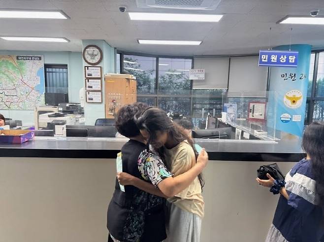 등록금 봉투 찾아준 시민과 유학생.(사진=부산 남부경찰서 제공)