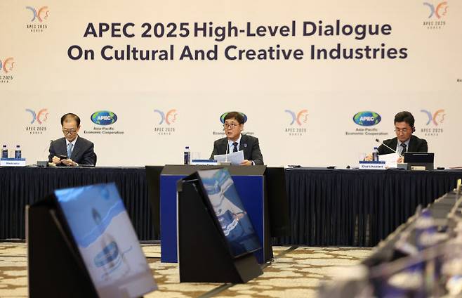 최휘영 문화체육관광부 장관이 27일 경북 경주 힐튼호텔에서 열린 ‘APEC 문화산업고위급대화’ 본회의를 진행하고 있다.(사진=문체부 제공).
