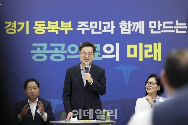 27일 남양주 호평평내행정복지센터에서 열린 동북부 공공의료원(남양주) 설립 현장 설명회에서 김동연 경기도지사가 인사말을 하고 있다. 왼쪽에는 주광덕 남양주시장, 오른쪽에는 최민희 의원이 함께하고 있다.(사진=경기도)