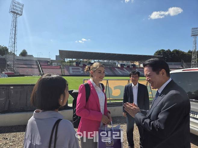목민관클럽의 도시정책연수에 참가한 최대호 안양시장이 체코 브르노시의 축구시설을 관람하고 있다.(사진=최대호 안양시장 페이스북)