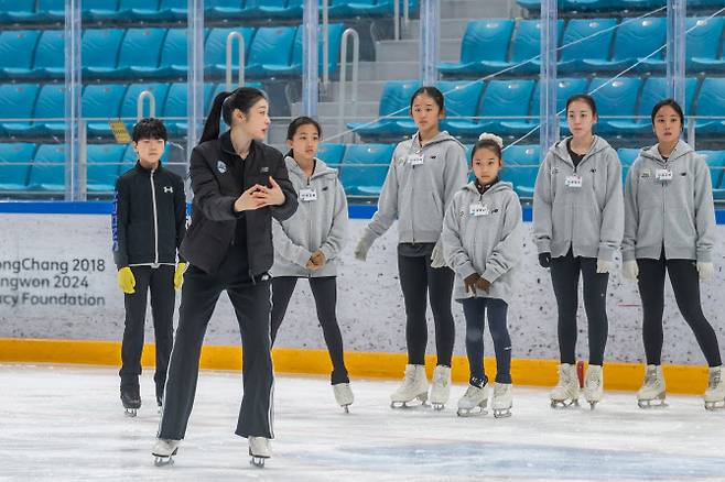 김연아가 피겨 꿈나무들에게 직접 스케이팅을 지도하고 있다. 사진=평창기념재단