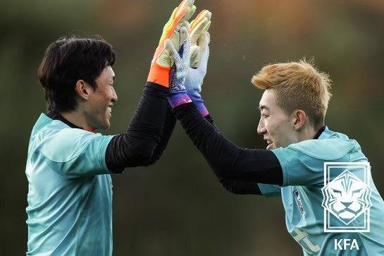 김승규(왼쪽)가 부상을 털고 대표팀에 합류했다. 라이벌 조현우와의 경쟁이 다시 시작됐다. (KFA 제공)