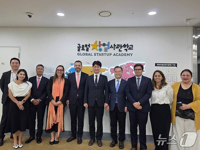 박장혁 중진공 글로벌성장이사(왼쪽 6번째)가 글로벌창업사관학교에서 콜롬비아 관계자들과 기념촬영을 하고 있다.(중소벤처기업진흥공단 제공)