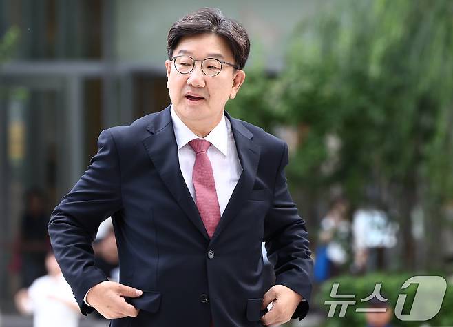 권성동 국민의힘 의원이 27일 오전 서울 종로구에 마련된 김건희 특검팀(특별검사 민중기) 사무실로 통일교 부정 청탁 의혹 관련 조사를 받기 위해 출석하고 있다. 2025.8.27/뉴스1 ⓒ News1 김민지 기자