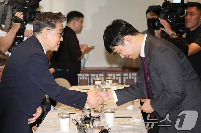 26일 오후 서울 중구 서울역 내 한 음식점에서 열린 대한전공의협의회와 대한수련병원협의회의 간담회에서 김원섭 대한수련병원협의회 회장(왼쪽)과 한성존 대한전공의협의회 비상대책위원장이 악수 하고 있다. 2025.8.26/뉴스1 ⓒ News1 장수영 기자