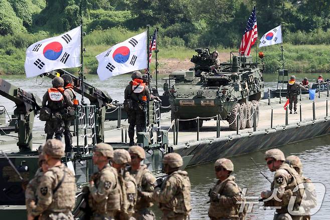27일 경기 여주시 남한강 일대 훈련장에서 실시한 '한미연합 제병협동 도하훈련'에서 육군 제7공병여단 장병들과 미2사단/한미연합사단 장병들이 부교 도하훈련을 하고 있다. 2025.8.27/뉴스1 ⓒ News1 김영운 기자